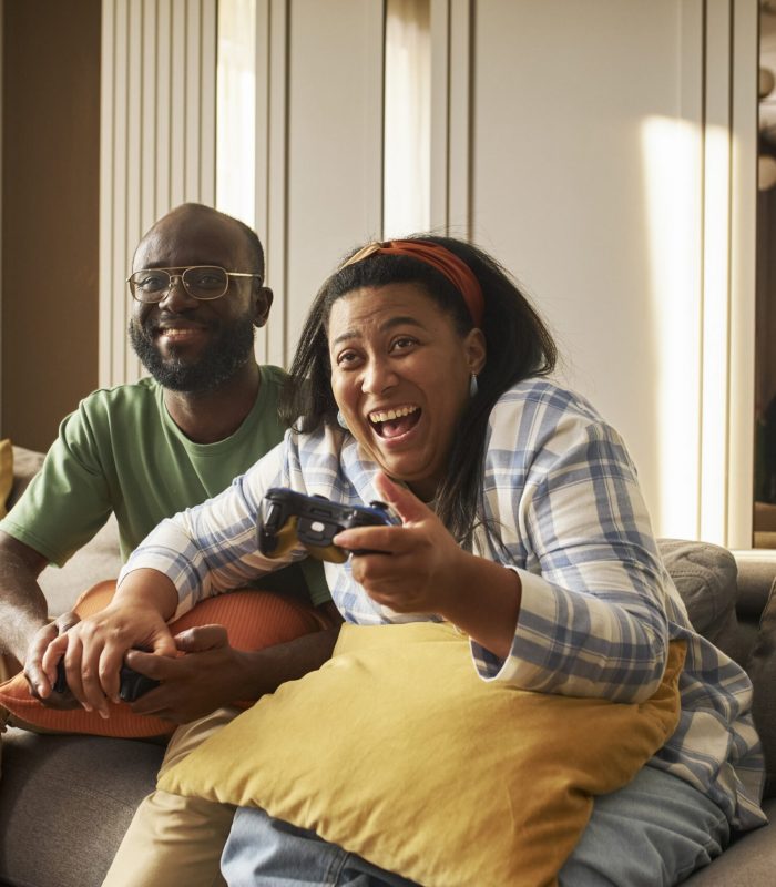 medium-shot-happy-couple-home